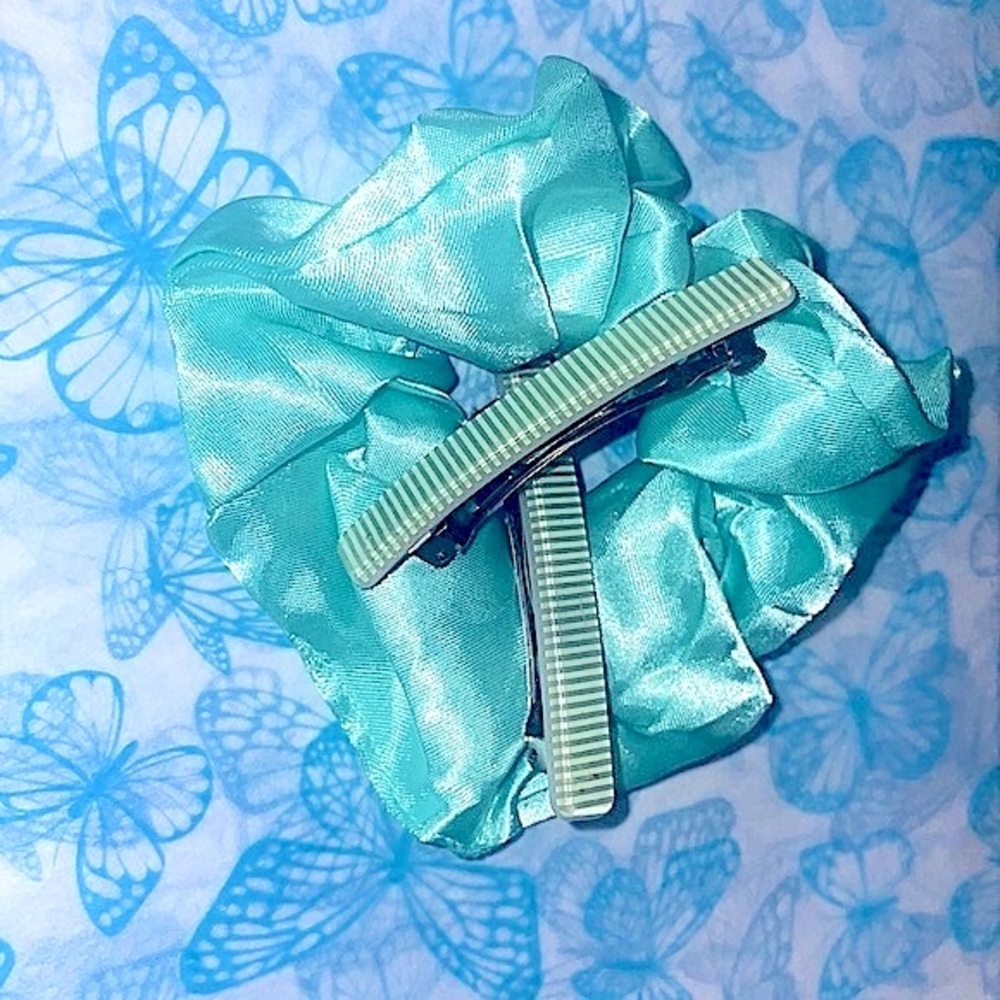 Set of 2 Vintage Pastel green Hairclips & 1 New scrunchie